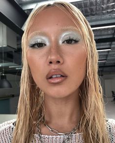 Runway Makeup Natural, Makeup Ideas Extra, Mosh Pit Makeup, Pale Skin Eyeshadow, Silver Highlighter Makeup, Summer 2024 Makeup Trends, Light Summer Makeup Looks, Nancy Photoshoot, Pale Makeup Looks