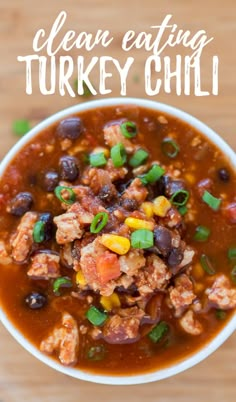 a close up of a bowl of turkey chili with the words clean eating turkey chili