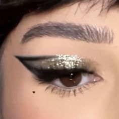 Y2k Glitter Makeup, Pretty Eye Makeup For Brown Eyes, Black And Red Prom Makeup, Makeup Styles Aesthetic, Black And White Makeup Aesthetic, Silver And Black Makeup Looks, Concert Eyeliner, Grunge Prom Makeup, Star Makeup Look Eyeliner