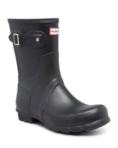 These classic Hunter short rain boots, in waterproof rubber, protect against any inclement weather in style. Hunter Short Rain Boots, Purple Hunter Boots, Hunter Boots Outfit, Black Hunter Boots, Tall Hunter Boots, Knit Boot Socks, Hunter Boots Socks, Rain Boots Women, Black Rain Boots