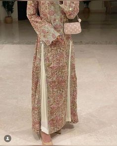 Khaliji Style, Pink Abaya, Jalabia Styles, Aesthetic Dress, Pakistani Fancy Dresses, Salwar Kamiz, Purse Pink, Desi Clothes, Modesty Fashion