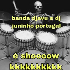 a skeleton playing drums with the caption's in spanish