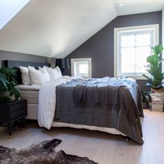 Een algemeen topic voor alle foto'smoodboardstipstricksinspiratievragentrendsetcmbt interieur en inrichten van onze mooie zolderkamers Attic Bedroom Ideas Angled Ceilings, Bedroom Sloped Ceiling, Canopy Bed Frame, Wooden Bed Design