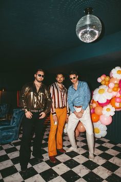 Vintage photography, disco party, mens 70's fashion Disco Party Outfit Men, Disco Theme Party Outfit, Disco Party Outfit Ideas, Mens 70s Fashion, 70s Party Outfit, 70s Disco Outfit, Disco Party Outfit, 70s Fashion Disco