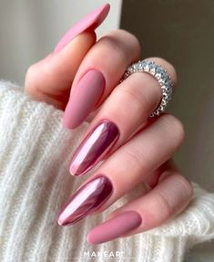 Pink chrome and matte nails. Pink Chrome Nails, Chrome Nail Art, Chrome Nails Designs, Nails Polish, Metallic Nails, Pink Nail, Nail Designs Glitter, Chic Nails, Chrome Nails