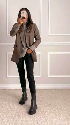 Chelsea Boot Office Outfit, Black Bootie Work Outfit, Brown Boots Outfit Office, Chelsea Boot Work Outfit, Black Boots Work Outfit, Chelsea Boots Work Outfit, Chelsea Boots Outfit Women Fall, Chelsea Boots Outfit Winter, Boots Work Outfit