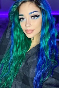 Blue And Green Hair Ideas, Half Green Hair, Green And Blue Hair, Blue And Green Hair, Weird Haircuts, Wild Hair Color, Split Dyed Hair, Vivid Hair Color