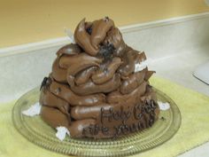 there is a cake made to look like it has chocolate icing on top and frosting on the bottom