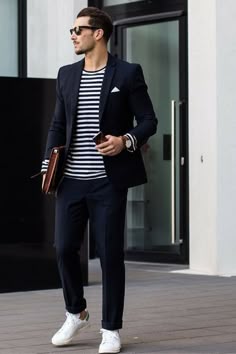 Looking great takes efforts. 27 Unspoken Suit Rules Every Man Should Know. #fashion #style Perfect Capsule Wardrobe, A Man In A Suit, Man In A Suit, Smart Casual Wear, Mens Fashion Smart, Mens Fashion Blog, Men's Street Style, Elegante Casual, Smart Casual Men