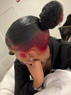 Skunk Hair On Black Women, Streak Hair Dye, Skunk Stripe Hair Red, One Strip Of Color In Hair, Stunk Strip Hairstyles, Red Hair Black Women Natural, Peekaboo Hair Color Red, Red Stripes Hair, Red Skunk Hair