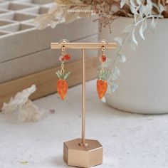 Shrink plastic Carrot earrings A cute pair of carrot earrings, for yourself or as a gift! Each earring is handmade with love and features a shrink plastic carrot shaped by hand. ---------------------------------------------- M A T E R I A L S * A N D * S I Z E  Length: 45MM Width: 12mm Available in Gold  - Gold ear wires: 925 stealing silver (Nickel free) - Gold clip ons(None piercing) ---------------------------------------------- P L E A S E * N O T E No two pieces of jewelries are exactly ali Orange Aesthetic Fruit, Carrot Necklace, Carrot Earrings, Shrink Plastic Earrings, Aesthetic Fruit, Shrink Plastic Jewelry, Earring Christmas, Unique Earring, Plastic Earrings