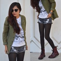 Dr Martin Outfits Women, Rocker Chic Outfit, Burgundy Boots, Olive Jacket, Country Fashion Women, Clubmaster Sunglasses