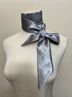 1920s Hair Scarf Head Wraps, Silk Scarf Neck Tie, Fancy Scarf Outfit, Unique Accessories Fashion, Styling A Scarf, Scarf Around Neck, Tie Aesthetic, Neck Scarf Outfit, Women Neck Tie