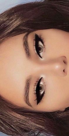 Alat Makeup, Tutorial Eyeliner, Eyeliner Tips, Video Makeup, Makeup Tip, Blue Eyeliner, Smink Inspiration, Eye Liner Tricks, Makijaż Smokey Eye