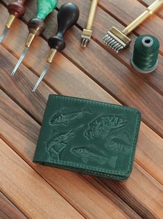 Nature Concept Bifold Wallet, Hanmade Leather Wallet, Classic Men Wallet, Handmade Wallet Men, Fisher Gift You can choose the thread color. You will feel the finest quality of leather and craftsmanship with this bifold green leather wallet. This wallet will take you to the satisfaction of perfected  stitches and waxed corners with 15 years of experience. I have used the best available leathers and hand tools to craft this very unique and luxurious leather wallet for your life time enjoyment. This specially handmade produced bifold leather wallet will be a great gift for you or for your loved ones. 🖐🏼 Hand-tooled Leather Wallet Materials 🌱 Full vegetable Sepici Leather ( Worlds Best Award Winning Leather ) 🧵 Meisi Super Fine Linen Thread ( Worlds Best Award Wining Linen ) Description: B Cool Wallets For Men, Men’s Wallet, Men’s Gifts, Cool Wallets, Leather Wallet Men, Wallets Men, Green Wallet, Tooled Leather Wallet, Wallets For Men