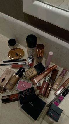 Makeup Bag Essentials, Makeup Is Life, Lewis Capaldi, Makeup Obsession, Luxury Makeup, Makeup Items, Makati, Makeup Essentials, Aesthetic Makeup