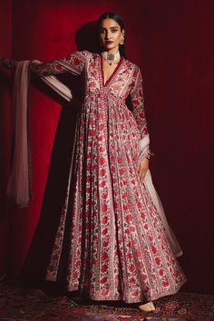 Shop for Ridhi Mehra Red Terra Floral Print Anarkali With Dupatta for Women Online at Aza Fashions Anarkali Dress Pattern Chiffon, Anarkali Inspiration, Traditional Anarkali Dresses, Wedding Lehngas, Chiffon Anarkali, Indian Dresses Anarkali, Kurti Ideas, Traditional Wardrobe, Orang India