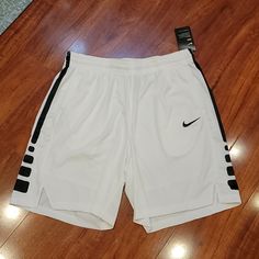 Nwt Men's Nike Dri-Fit Shorts. They Have 2 Front Pockets, Vents At Back Hem And Small Pocket Along Waistband. Style Is Standard Fit. Travel Fits, Poses Aesthetic, Workout Short, Men Closet, Xmas List, Nike Dri Fit Shorts, Shorts Nike, Nike Basketball, Nike White