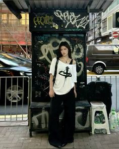 Normcore Outfits, Japanese Street Style, Interesting Outfits, Fashion Model Poses, Tomboy Style Outfits, High Waisted Mom Jeans, Japanese Street Fashion, Cool Fits