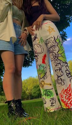 Graffiti Art On Clothes, Writing On Pants, Garbage Pants, Graffiti Outfit, Art On Pants, Graffiti Pants, Painted Overalls, Painted Pants, Graphic Pants