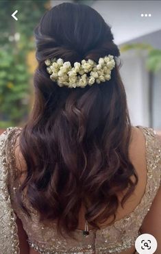 Traditional Tamil Hairstyles, Curls For Indian Wedding, Saree With Flower In Hair, Curls Hairstyles Indian Wedding, Tamil Hairstyle For Saree, Braid Hairstyle With Lehenga, Hairstyles For Saree With Flowers, Tamil Saree Hairstyles, Short Hairstyle Women Traditional Indian