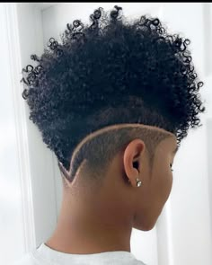 It’s all in the cut✂️😍⁣
⁣
Flaunting her signature style ✨ @dreamcutsbarberlounge & @iam.tiffany.renee⁣ 💇🏽‍♀️💈⁣⁣ Natural Hair Haircuts, Shaved Side Hairstyles, Natural Hair Short Cuts