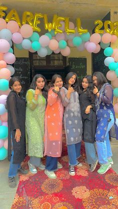 Kurti For Farewell, Farewell Kurti Ideas, Farewell Group Photos, Sisters Photoshoot Poses, Bff Poses, Desi Fashion Casual, Self Portrait Poses, Friend Poses Photography, Stylish Photo Pose