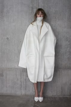 'The White Series. Part 9: Ernesto Naranjo' At: http://1granary.com/#prettyPhoto[3]/1/ (Accessed 27.10.14) Mantel Outfit, Street Mode, Oversized Coat, 가을 패션, Minimal Fashion, Outfits Casuales