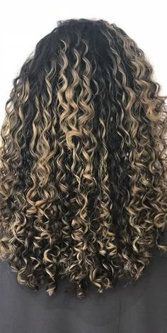 Peekaboo Curly Hair Color, Hair Color Ideas Mixed Women, Blonde Curly Hair Tan Skin, Hair Color Ideas For Curly Black Hair, Blonde Tips Curly Hair, Blond Highlights On Black Hair Curly, Black And Blond Curly Hair, Curly Hair Dye Ideas Highlights, Blonde Highlights On Dark Hair Curly