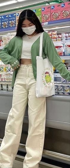 White Jeans Outfit Aesthetic, Aesthetic Pastel Outfits, Olive Jeans Outfit, Jeans Outfit Aesthetic, Outfit Inspo Green, Green Fashion Outfits, Green Jeans Outfit