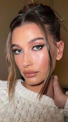 Green Eyeliner, Green Makeup, Elegant Makeup, Christmas Makeup, Make Up Inspo, Beauty Inspo