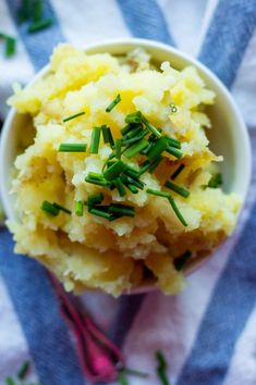 Discover a simple recipe for creamy vegan mashed potatoes made with only three ingredients. Perfectly fluffy and smooth, these mashed potatoes are oil-free, butter-free, and fit for a whole food, plant-based (WFPB) diet. Great for anyone looking to make a healthy, low-fat side dish without compromising flavor. Using Yukon Gold potatoes gives them a natural buttery texture that’s both satisfying and wholesome. Ideal for weeknights or feasting spreads! Mini Mashed Potatoes, Starch Solution Diet, Potato Diet, Mashed Potato Recipe, Best Mashed Potatoes, Starch Solution, Healthy Potato Recipes