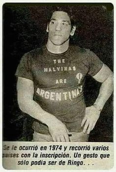 an old photo of a man wearing a t - shirt with the words argentina on it