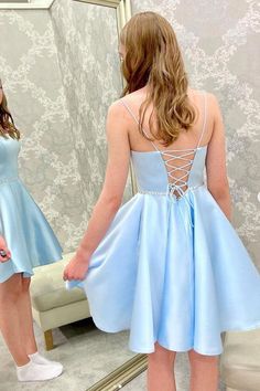 Faites sensation avec cette superbe robe de bal courte en satin bleu à perles. Elle présente une silhouette élégante qui met en valeur la beauté et le glamour du moment. Élégamment confectionnée dans un tissu satiné lisse, cette robe de soirée bleue sera certainement le choix parfait pour toute occasion spéciale.

 Détail de l'article

 Tissu : Satin
 Silhouette : A-ligne
 Manches : Sans manches
 Couleur : comme sur l'image, couleur personnalisée
 Détails du dos :Lacets

 Taille : Taille pers Blue Night Dress, Dresses For Hoco, Grade 8 Grad Dresses, Grade 8 Grad, Wedding Dresses Near Me, Blue Homecoming Dress, Hoco Inspo, Prom Dress Blue, Degree Burns