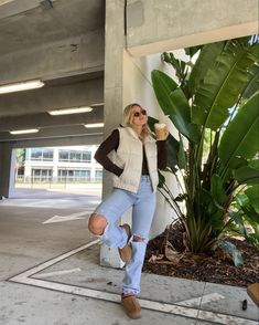 Style White Puffer Vest, Jeans And Vest Outfit Winter, Outfits With A White Puffer Vest, Puffer Vest And Uggs Outfit, Puffer Vest Outfit With Jeans, Vest With Leggings Outfit, Outfits With White Puffer Vest, Fall Outfits With Bootcut Jeans, White Fleece Vest Outfit