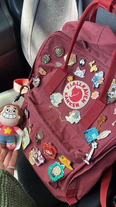 Decorated Backpack Aesthetic, Pins On Backpack Aesthetic, Backpack Aesthetic, Backpack Art, School Bag Essentials