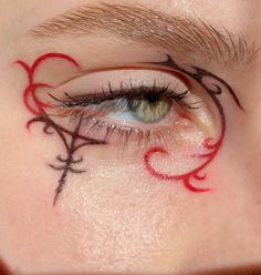 Witchy Makeup Aesthetic, Flame Eyeliner, Fall Eyeliner, Flora Makeup, Graphic Liner Makeup, Nye Makeup