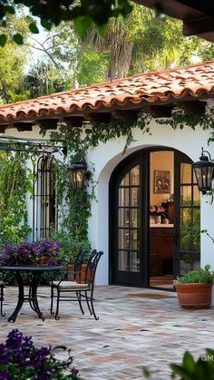 Small Bungalow Exterior, Houses Design Ideas, House With Courtyard, Backyard Guest Houses, Cottage Tiny House, Bungalow Cottage, Small Bungalow, Backyard Cottage