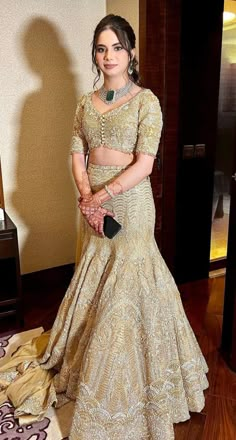 Mermaid Indian Wedding Dress, Mermaid Wedding Dress Indian, Indian Wedding Outfits 2023, Fishcut Lehenga Bridal, Weeding Outfits For Girl, Lahnga Design Latest, Fishcut Gown Indian, Fish Cute Gown Indian, Mermaid Cut Lehenga