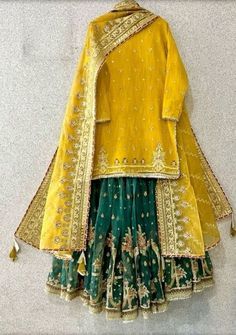 Mehndi Lehenga Designs, Yellow Garara Suit For Haldi, Manje Outfits, Mehndi Dress Ideas, Dress For Mehndi, Haldi Bridal Outfit, Dholki Outfit, Mehndi Lehnga