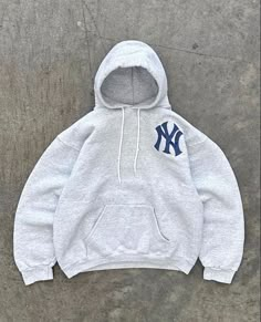 New York Yankees vintage hoodie – Podoshirt Uptown Girl, Fits Clothes, Vintage Hoodie, Dream Style, Vintage Hoodies, Mode Inspo, Cute Everyday Outfits, Mode Vintage, Looks Style