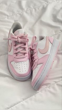 Stoner Gurl 💋 • I love to share pins for the baddies 🔥• Follow me for more content & ideas 💞 #sneakerhead #sneakersaddict #fashionista  #nike #followformore #blackgirlaesthetic Nike Rosa, Girly Shoes, Cute Nikes