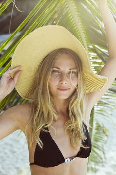 Not all sunscreens leave behind a greasy residue. We found the best sunscreens for oily skin that offer shine control and sun protection all in one. Skin Routine Steps, Oily Skin Routine, Dry Oily Skin, Tips For Oily Skin, Safe Skincare, Shiny Skin, Baking Soda Shampoo, Moisturizer For Oily Skin, Best Sunscreens