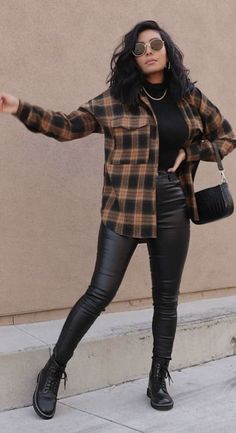 How To Style Leather Pants, Style Leather Pants, Running Errands Outfit, Curvy Casual Outfits, Mommy Outfits, Stay Young, Fashion Mistakes, Look Younger, Cute Simple Outfits