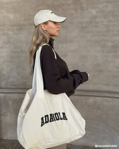 New Balance 530 Outfit, Tote Bag Outfit, Gym Tote, Bags Aesthetic, Sporty And Rich, Lifestyle Clothing, Oversize Hoodie, Sport Bag, Gym Wear