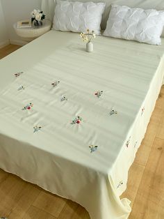 Beige  Collar  Polyester Floral  Embellished   Bedding Embroidery Bedsheet, Bed Sheets Embroidery Design, Embroidery Bedsheets Handmade, Hand Embroidery Bedsheet, Bed Sheet Embroidery Design, Hand Work Bedsheet, Bed Sheet Painting Design, Embroidery Flats, Pink Bedroom Design