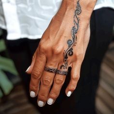 Wedding Ring Tattoo Art Set Henna Doodle, Wedding Ring Tattoo, Tattoo Wedding Rings, Couples Tattoo Designs, Cross Tattoos For Women, Ring Tattoos, Cross Tattoo, Doodles Zentangles, Couple Tattoos