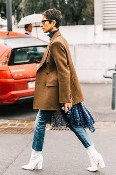 Yasmin Sewell Style, White Boots Outfits, Cute Blazer Outfits, Moda Over 40, Ripped Jeans Outfit, Boots Outfit Ankle, Fashion Week Outfit