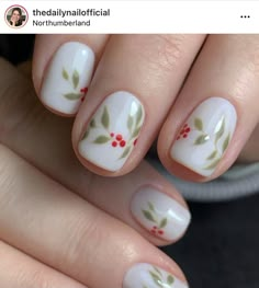 Short Elegant Christmas Nails, Minimalist Christmas Nail Design, Christmas Dip Nails Short, Natural Nail Christmas Designs, Minimalist Nails Christmas, Subtle Xmas Nails, Holiday Nails Inspiration, Christmas Nails With Holly, Christmas Nails Natural Nail