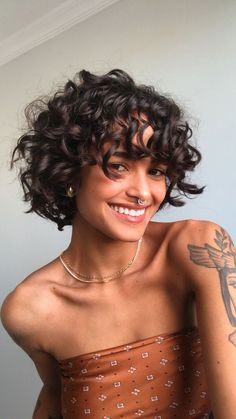 Découvrez nos soins pour vos cheveux bouclés et frisés sur notre site afin de définir vos boucles et les sublimer. Curly Natural Curls, Woman With Curly Hair, Easy Trendy Hairstyles, Shaggy Bob Haircut, How To Curl Short Hair